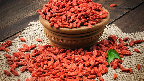 保溫杯+枸杞=健康？醫生警告：這4類(lèi)人千萬(wàn)別碰！