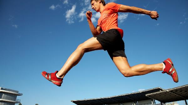 跑步機(jī)跑步和在外面跑哪個(gè)減肥效果好